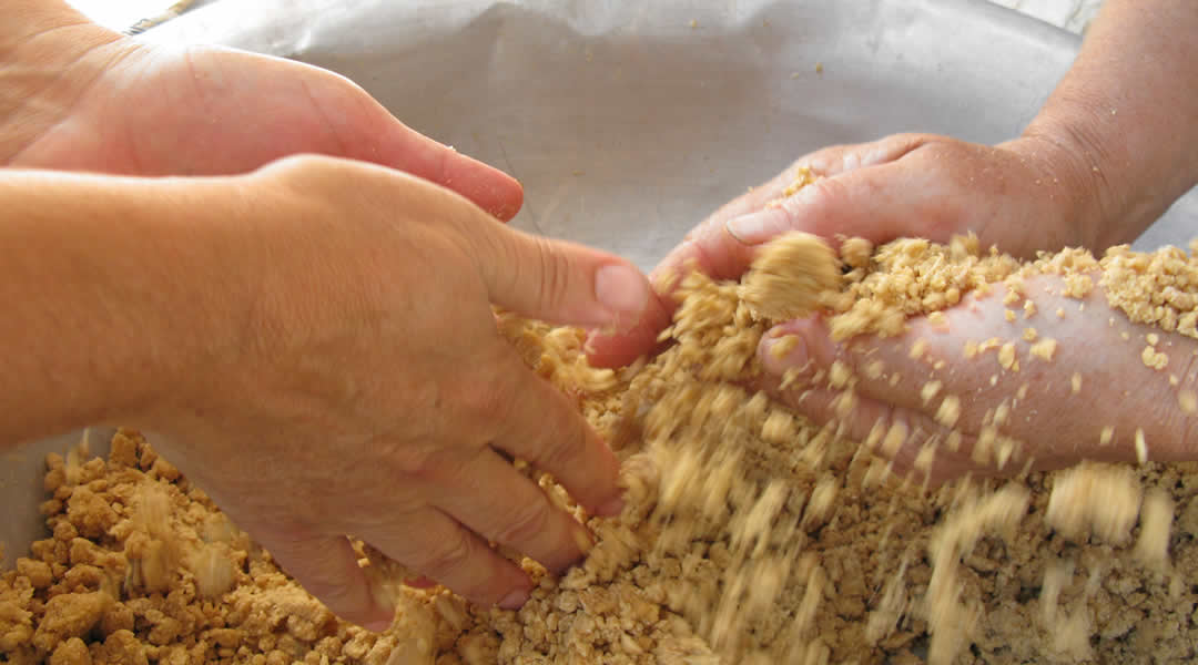 Χειροποίητος τραχανάς από σιτάρι ολικής αλέσεως και πρόβειο γάλα από τον κάμπο των Σουδενών (Πεδινών) στο Ζαγόρι